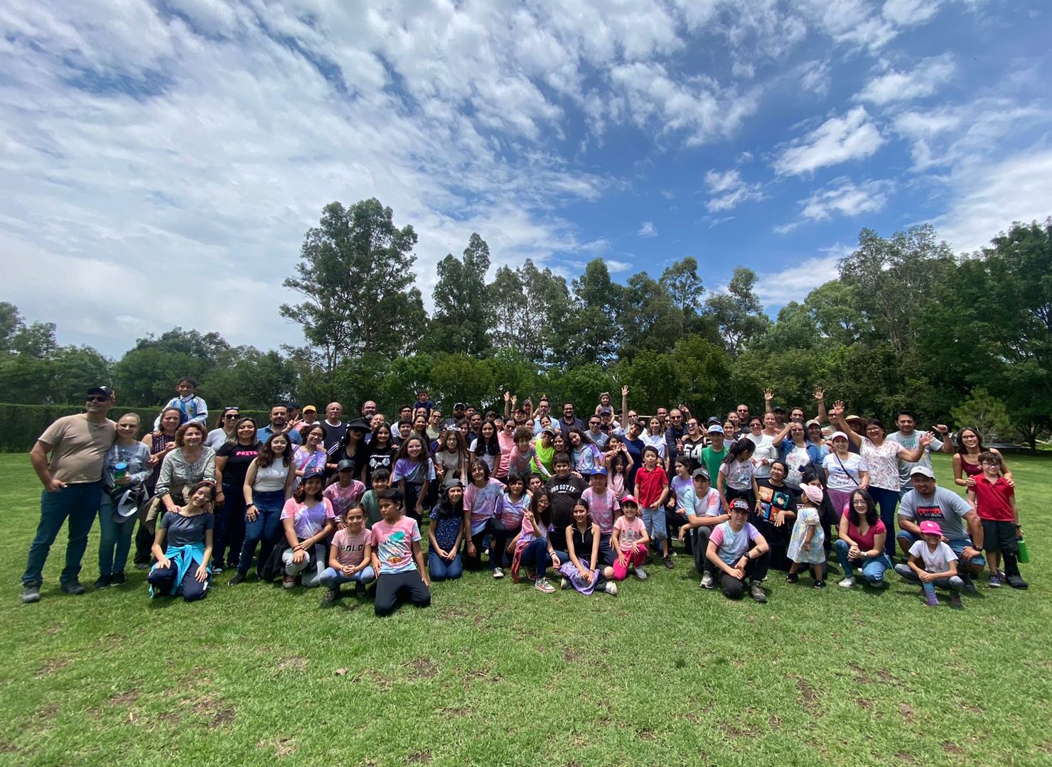 Grupo de familias y campistas en área verde de Peña Grande